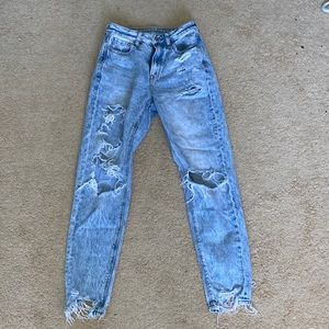 light blue ripped american eagle jeans!!